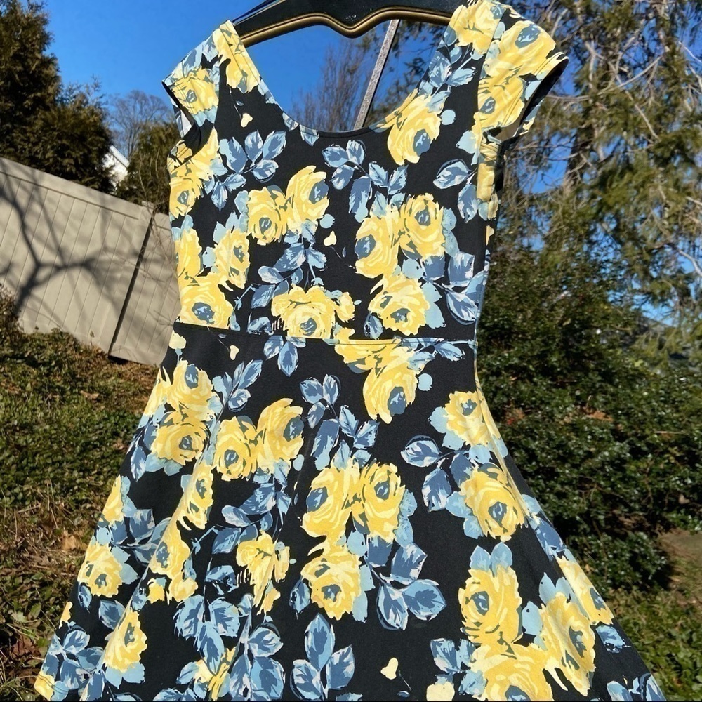 Guess flirty sundress. Pristine floral mini dress with lattice detail down back.